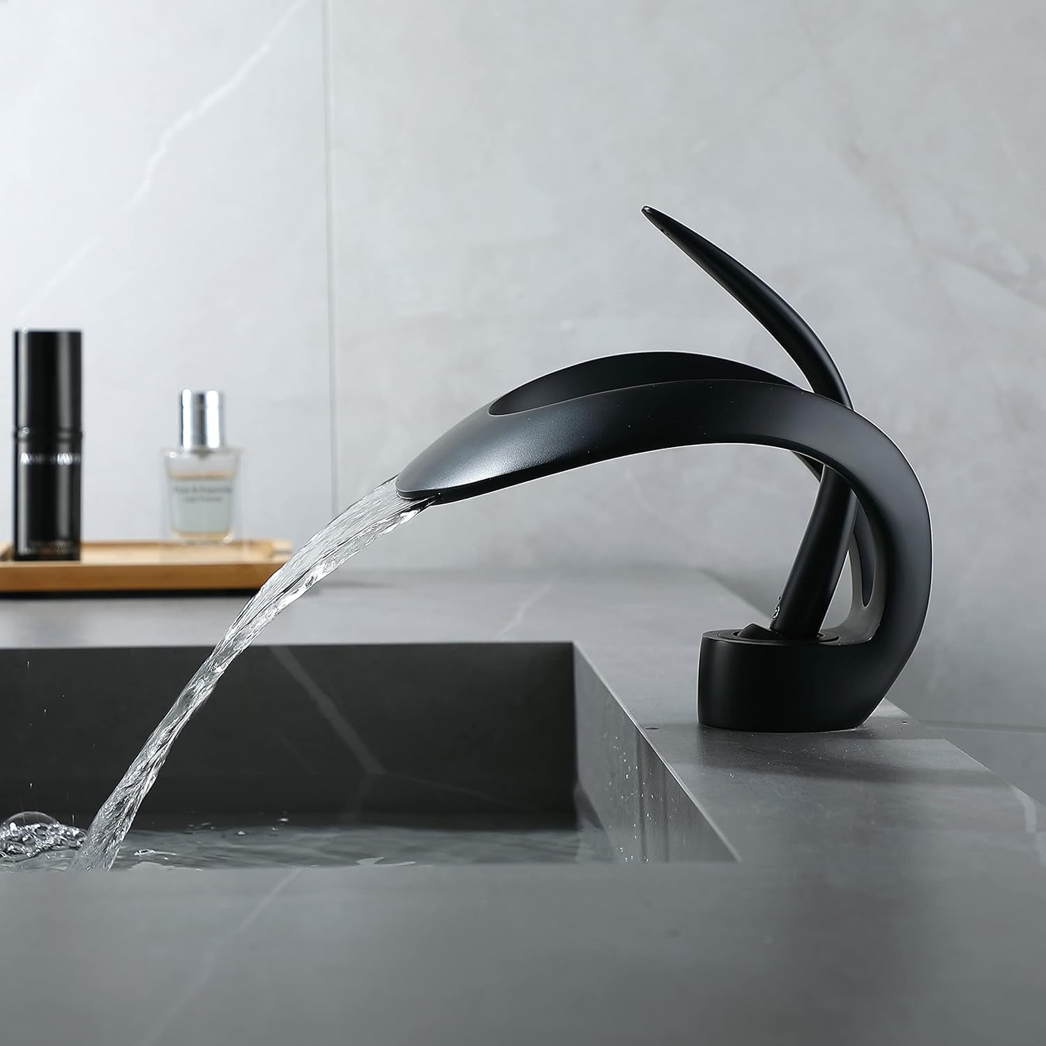 Messing Wasserfall Wasserhahn Kern, Elegantes Einloch Badezimmer Waschbecken, Einzigartiger Zeitgenössischer Waschtisch Für Hohen Schwanen Wasserhahn (Schwarz)